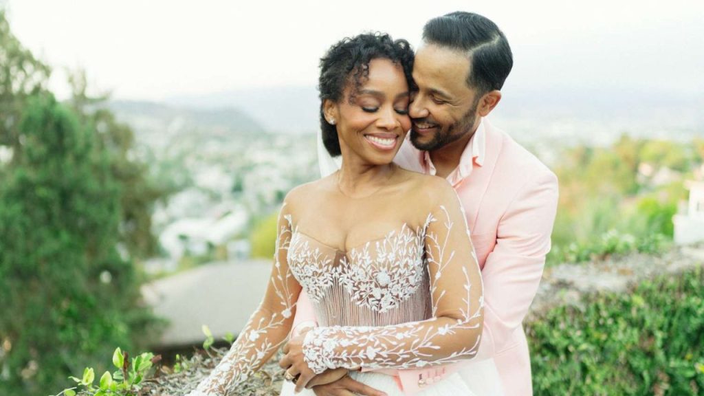 Anika Noni income