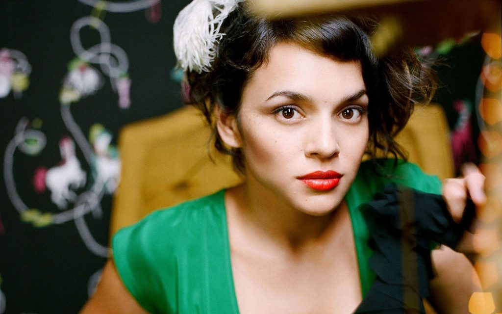 Norah-Jones-in-green-dress