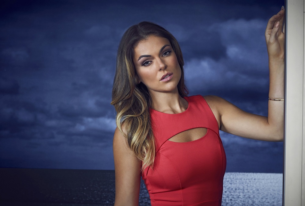 Serinda-Swan-Income