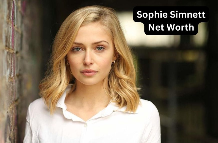 Sophie-Simnett-Net-Worth