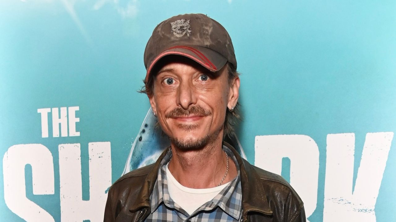 Mackenzie Crook Income